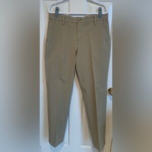 EUC Men’s Docker Khakis. Size 34/34 straight fit.